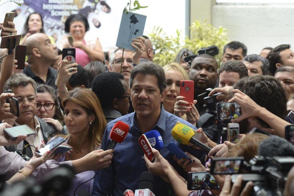 Le candidat à la présidence brésilienne du Parti des travailleurs, Fernando Haddad, vote à l'École internationale brésilienne de São Paulo.