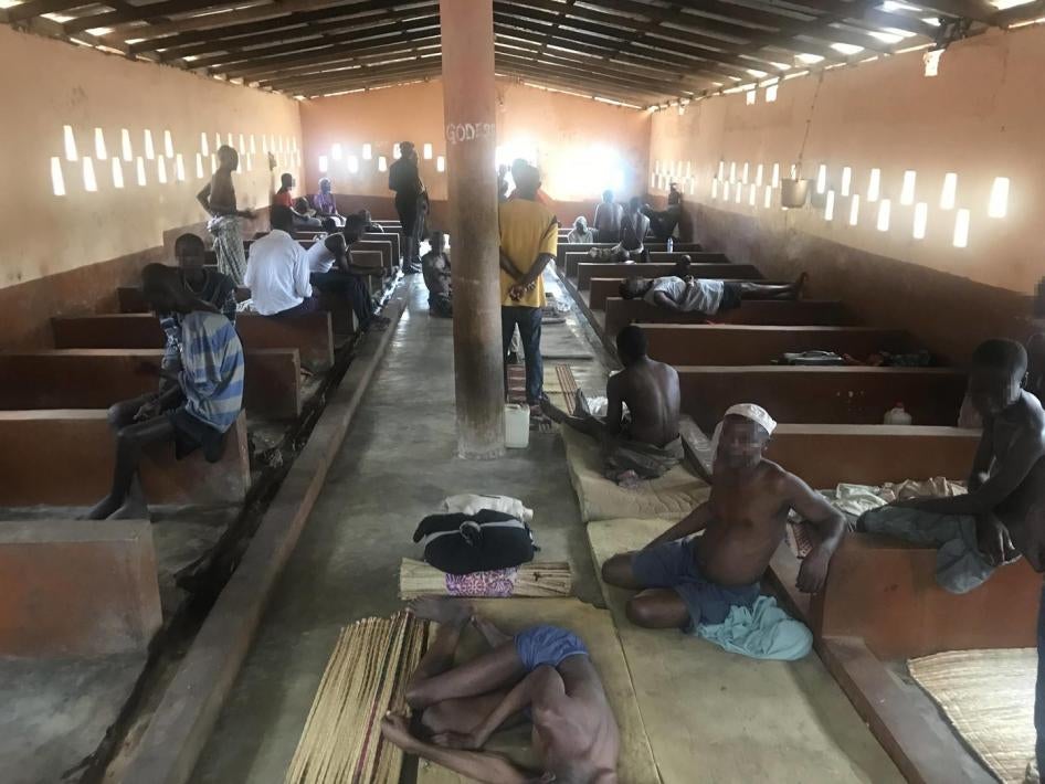 Des hommes qui présentent un handicap psychosocial – réel ou perçu – photographiés dans une pièce du Camp de prière du Mont Horeb (« Mount Horeb Prayer Camp ») à Mamfe, dans l’est du Ghana. Plus de 60 hommes dont certains sont enchaînés, sont parfois rass