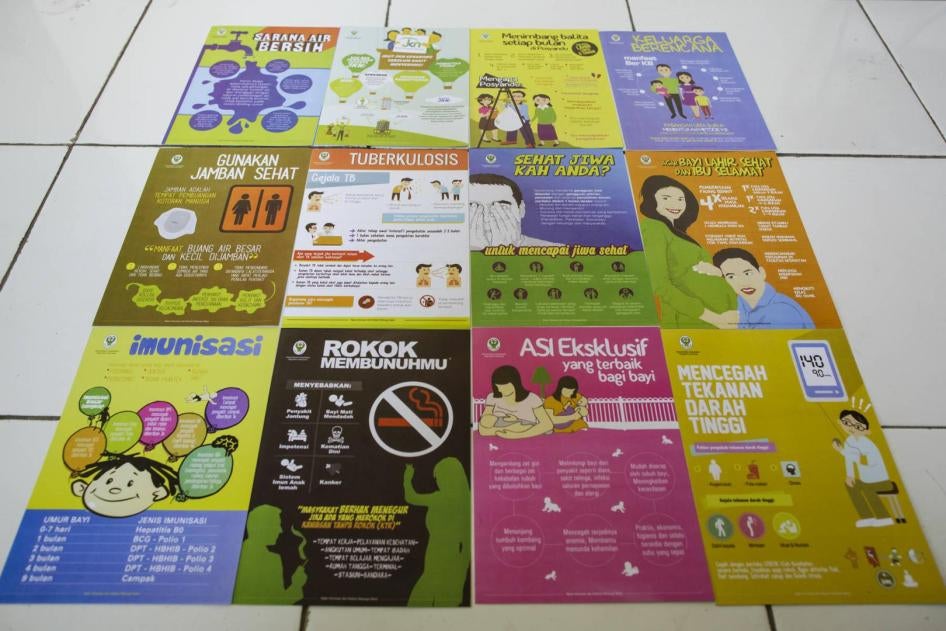 Poster-poster yang digunakan oleh petugas kesehatan untuk meningkatkan kesadaran masyarakat tentang 12 prioritas