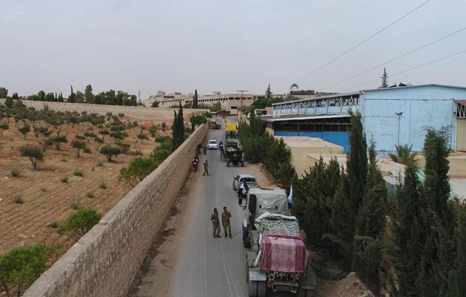 无人机空拍照片显示，反抗军正从叙利亚伊德利卜省撤出装甲车和重型武器，以便按照土、俄索契协议建立非军事区，2018年10月8日。