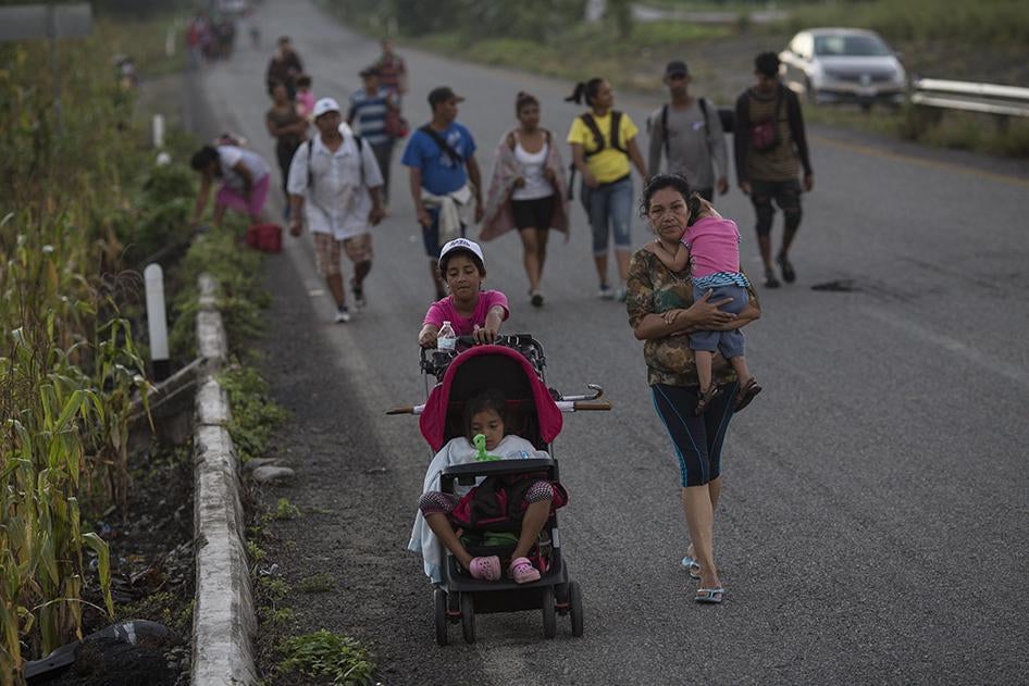 Des migrants d'Amérique centrale se dirigent vers la ville de Pijijiapan, au Mexique, le jeudi 25 octobre 2018, afin de poursuivre ensuite leur chemin pour se rendre aux États-Unis.