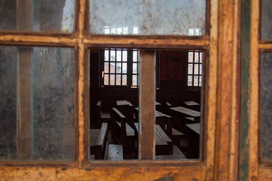 Une salle de classe aperçue à travers la fenêtre d'une école située dans la région anglophone du Cameroun.