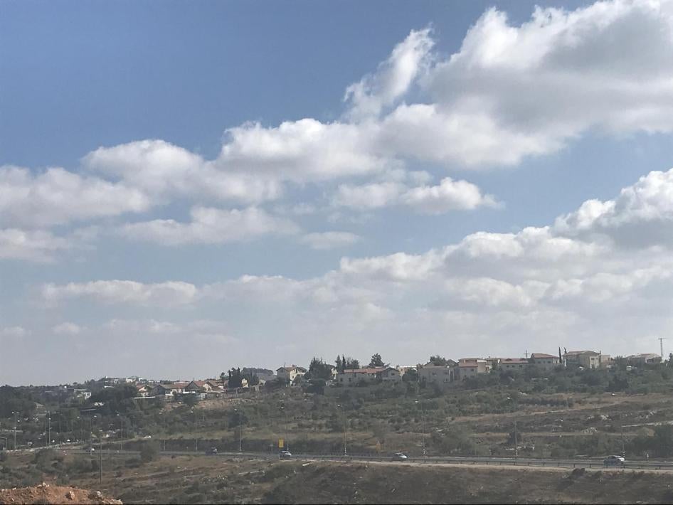 صورة لمستوطنة العازار الإسرائيلية من الأراضي الزراعية لقرية الخضر الفلسطينية الكائنة جنوب غرب بيت لحم في الضفة الغربية المحتلة. 