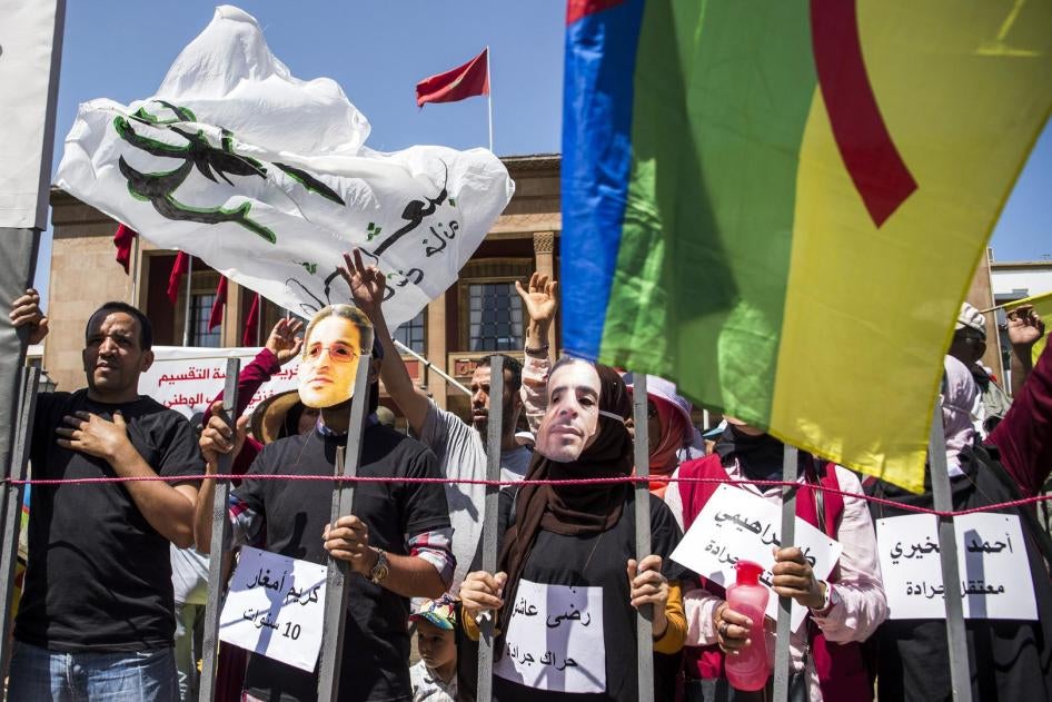 الرباط، المغرب، 15 يوليو/تموز 2018: متظاهرون يرتدون أقنعة تحمل صور نشطاء مسجونين، احتحاجا ضد عقوبات السجن القاسية التي صدرت بحقهم. © 2018 Fadel Senna/AFP/Getty Images