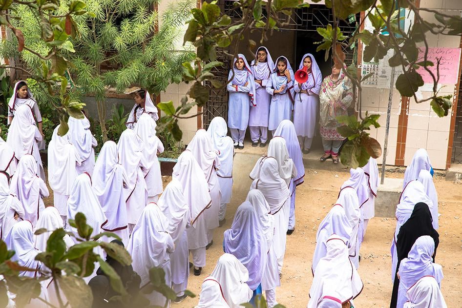 巴基斯坦喀拉蚩莱亚利（Lyari）区公立毕哈尔卡隆尼中学的女学生晨练。