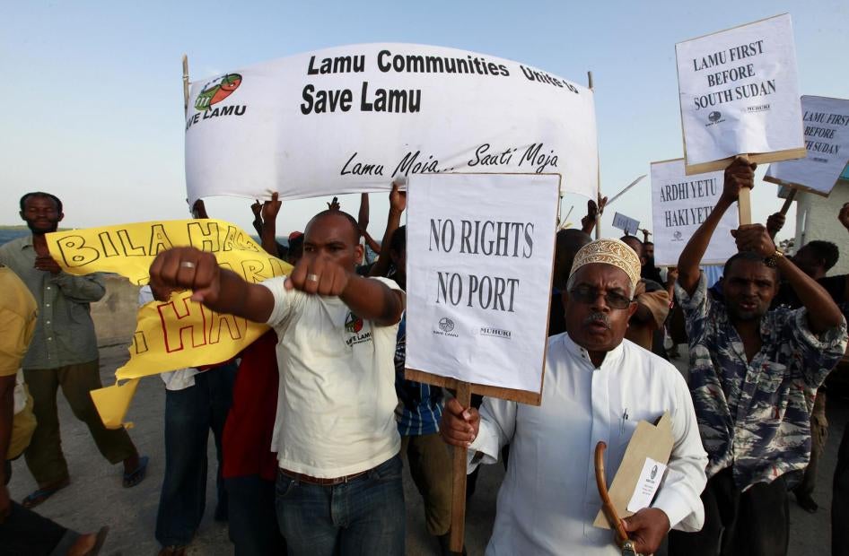 Manifestation de résidents de le région côtière de Lamu, au Kenya, et d’activistes écologistes préoccupés par les risques à l’environnement  posés par le projet « Lamu Port-South Sudan-Ethiopia » (LAPSSET), le 1er mars 2012.
