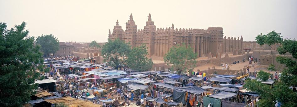 Villagers attend a busy market day in Djenné, central Mali. Access to markets by traders of different ethnic groups has been undermined by attacks carried out by armed Islamists and self-defense groups. 