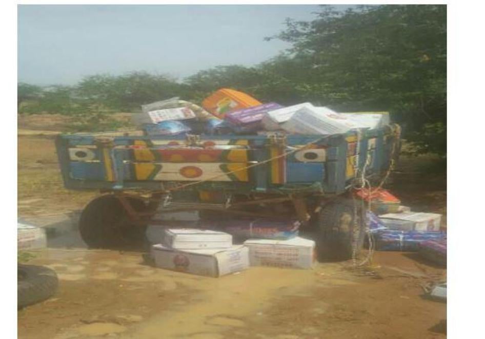 Une charrette détruite lors d'une attaque par des Islamistes armés présumés contre des commerçants dogons revenant du marché à Djoulouna, cercle de Douentza, dans le centre du Mali, le 21 septembre 2018.
