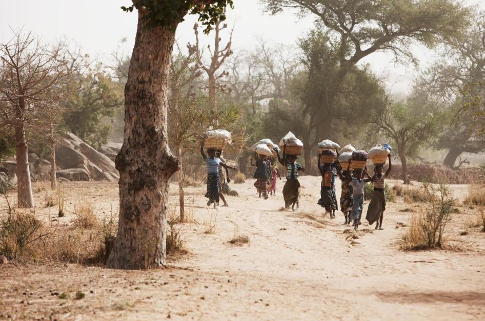 Des femmes dogons apportent leurs marchandises au marché dans un village dogon de la région de Mopti, au centre du Mali. L'accès des commerçants des différents groupes ethniques aux marchés a été remis en cause par les attaques perpétrées par les groupes 