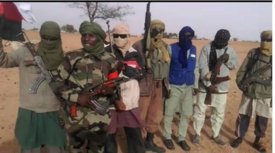 Des membres de l'Alliance Peuhl pour le salut au Sahel, une milice créée en mai 2018 pour défendre les communautés peules contre les attaques des milices ethniques et d'autres groupes armés dans le centre du Mali. L'ASS a été impliquée dans des exactions 
