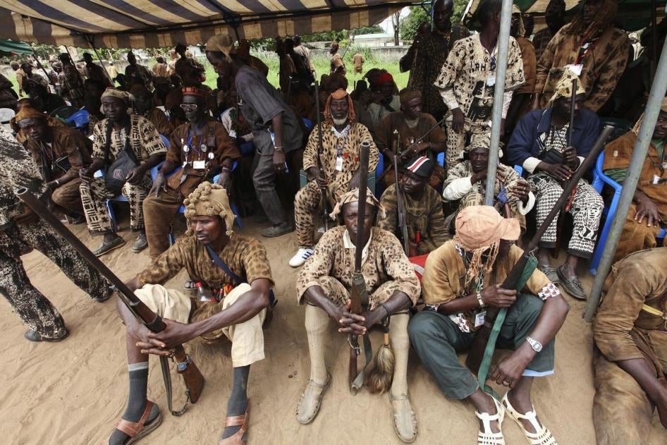 Les membres d'un dozo, une société de chasseurs traditionnels présente au Mali, en Côte d’Ivoire et au Burkina Faso, à Abobo, près d’Abidjan. Au Mali, les Dozos ont été impliqués dans de nombreuses exactions commises contre des civils peuls, en particulie