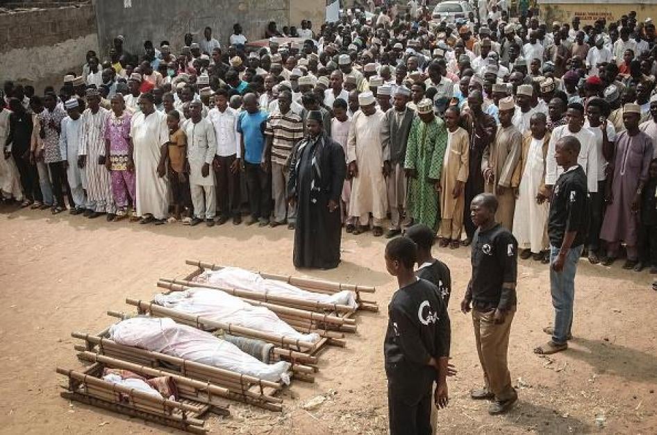 Funérailles de victimes des affrontements qui ont éclaté le 14 novembre 2018 entre la police et des membres du Mouvement islamique au Nigeria ( IMN), lors de la marche annuelle débutant dans la ville de Zaria pour marquer le festival d’Ashura. Cette cérém