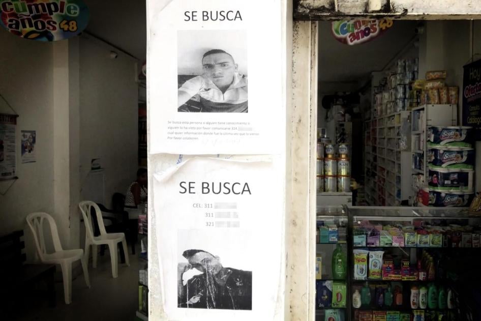 Des affiches demandant des informations sur le sort de deux hommes disparus, collées sur le mur d'un magasin de Tumaco (Colombie). Photo prise le 9 août 2018. 