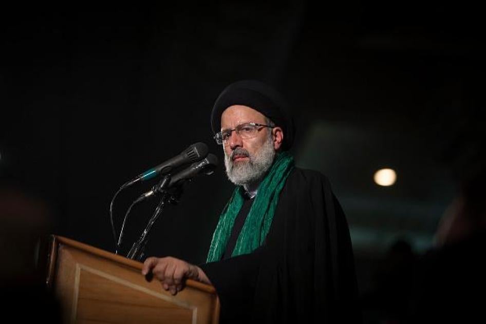 ابراهیم رییسی، یکی از کاندیداهای انتخابات ریاست جمهوری سال ۲۰۱۷، برای حامیانش در گردهمایی انتخاباتی در مسجد امام خمینی در پایتخت، تهران، در تاریخ ۱۶ مه ۲۰۱۷ سخنرانی می‌کند. 