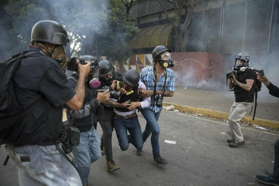 Periodistas ayudan a Gregory Jaimes, un reportero que resultó herido luego de recibir disparos de la policía cerca de la base aérea La Carlota durante incidentes con manifestantes opositores en Caracas, Venezuela, 1° de mayo de 2019.