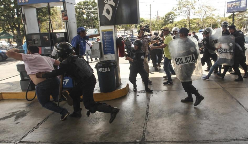 Des policiers interviennent contre des manifestants lors d'un rassemblement antigouvernemental à Managua, au Nicaragua, le 16 mars 2019. 