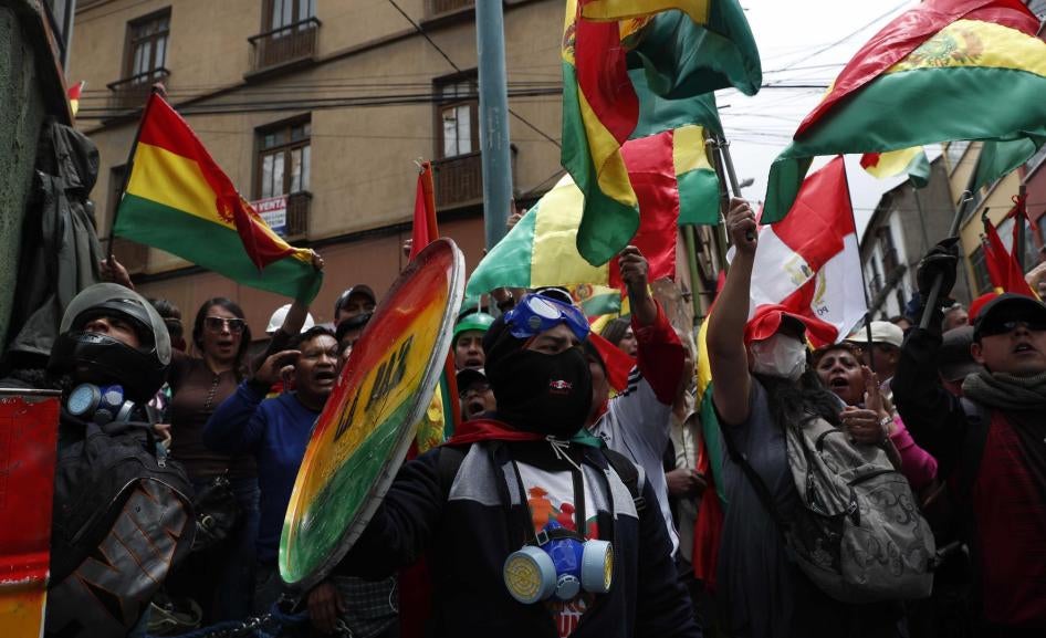 Des manifestants boliviens rassemblés devant le palais présidentiel de La Paz, le 9 novembre 2019, protestent contre la réélection dans des circonstances douteuses du président Evo Morales deux semaines auparavant. Le lendemain, le 10 novembre, le préside