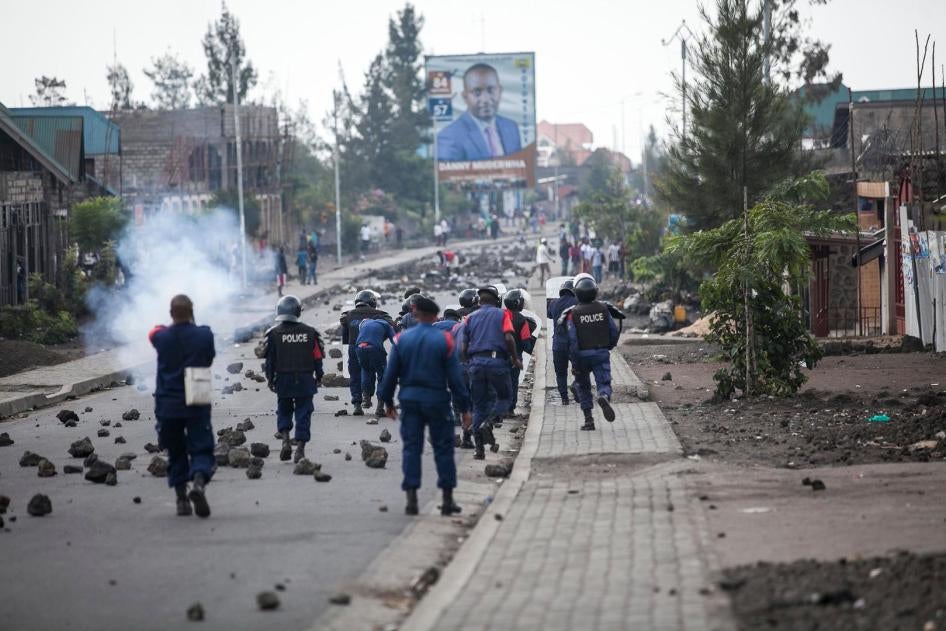 Des policiers congolais se heurtent à des manifestants dans le quartier de Majengo à Goma, Nord-Kivu, République démocratique du Congo, le 28 décembre 2018.