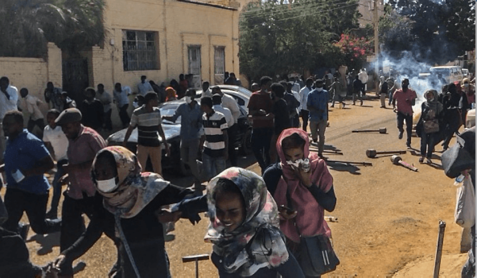 ​محتجون سودانيون يغطون وجوههم خلال مظاهرة مناوئة للحكومة في العاصمة الخرطوم في 6 يناير/كانون الثاني 2018. © 2018 غيتي إيمجز