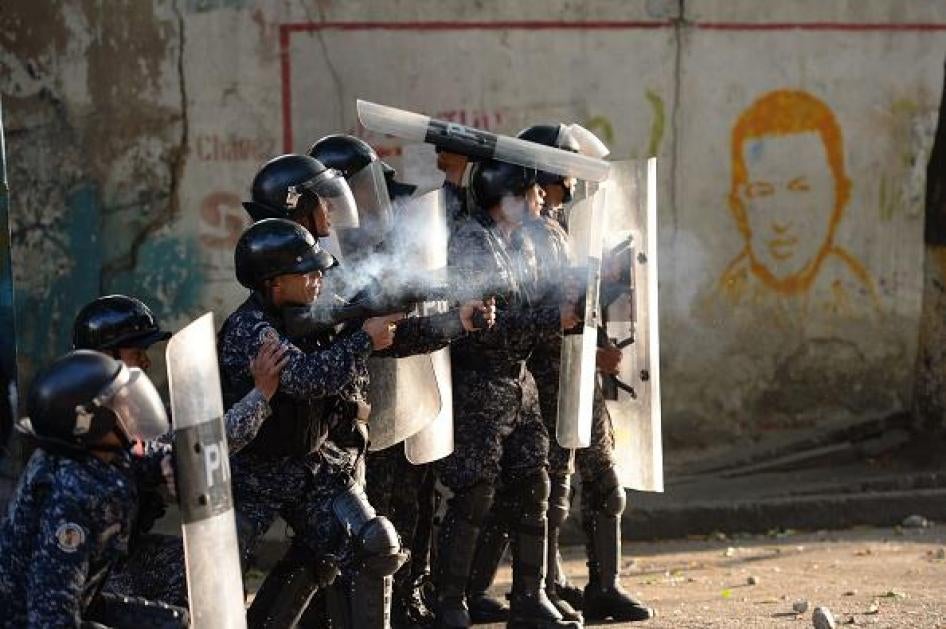 Policías se enfrentan con manifestantes criticis del gobierno en Los Mecedores, en Caracas, el 21 de enero de 2019.
