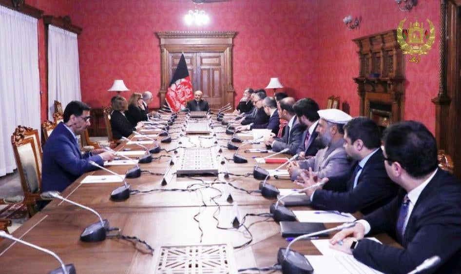 美国首席谈判代表哈利勒扎德（Zalmay Khalilzad）向阿富汗总统甘尼（Ashraf Ghani）等政府官员做汇报，2019年1月28日。