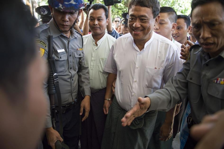 Detained journalists Wai Phyo (center left), chief editor of Eleven Media Group, and Than Htut Aung, chief executive officer, arrive at court escorted by police in Yangon, November 25, 2016. 
