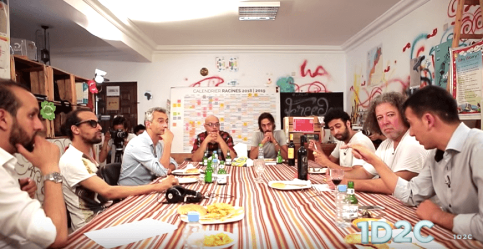 Capture d’écran d’un episode de l’émission en ligne “1 Dîner 2 Cons” enregistré à Casablanca, au Maroc.