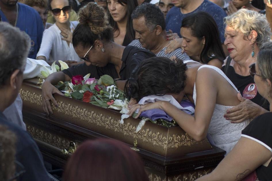 Familiares en duelo el 15 de marzo de 2018 durante el entierro de la concejala Marielle Franco, asesinada la noche previa por dos personas armadas no identificadas en Río de Janeiro, Brasil. 