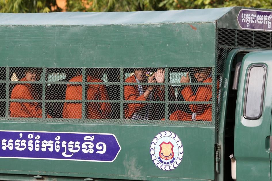 Des membres du Parti du sauvetage national du Cambodge – principal parti d’opposition, dissous en 2017 — lors de leur transport dans un fourgon de police vers le siège de la Cour d'appel de Phnom Penh, pour une audience tenue le 10 mai 2018.