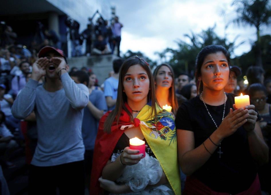 Demonstranten in Venezuela, die gegen die Regierung protestieren, gedenken derjenigen, die bei Zusammenstößen mit Sicherheitskräften getötet wurden.