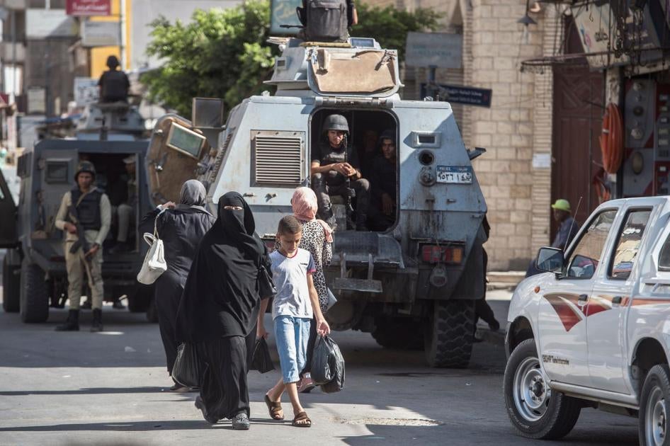 Des policiers égyptiens surveillent une rue d’El-Arish, la capitale provinciale du Nord-Sinaï, le 26 juillet 2018.  L'armée a mené plusieurs opérations contre des insurgés djihadistes dans cette région. 