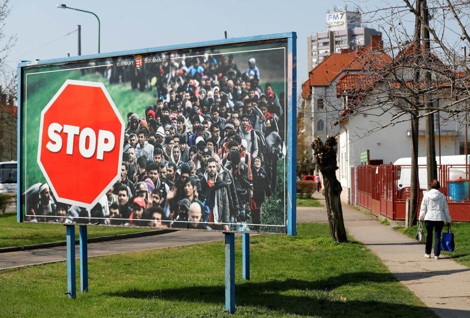 Un cartel anti-inmigración en Gyongyos del partido Fidesz de Victor Orban durante las elecciones de 2018 en Hungría, el 8 de abril de 2018