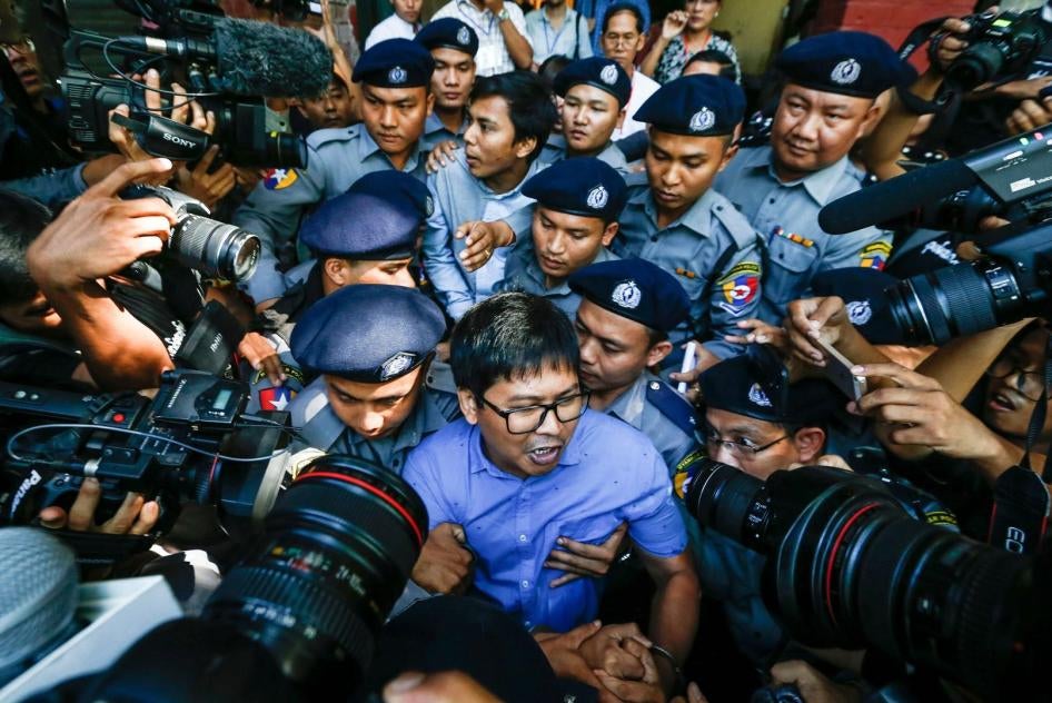 Deux journalistes travaillant pour Reuters, Wa Lone (premier plan) et Kyaw Soe Oo (derrière lui), poursuivis par les autorités du Myanmar, quittent un tribunal de Yangon sous escorte policière, le 10 janvier 2018.