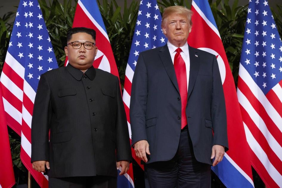 Le dirigeant nord-coréen Kim Jong-Un et le président américain Donald Trump, photographiés lors de leur sommet sur l'île de Sentosa, à Singapour, le 12 juin 2018. © 2018 AP Photo / Evan Vucci