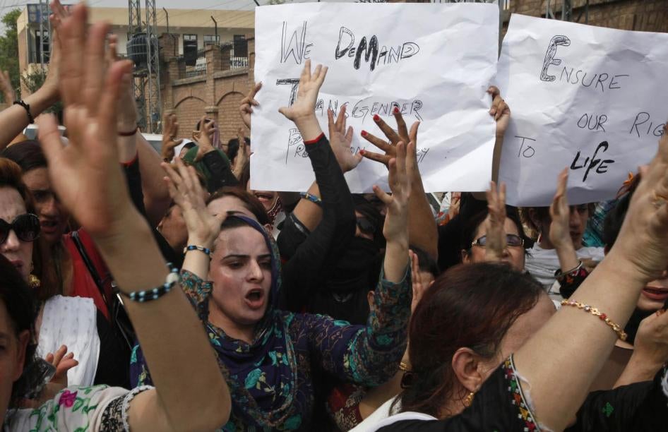 Pakistani transgender people and civil society activists in Peshawar condemn the August 16, 2018 fatal shooting of a transgender woman,  August 20, 2018. ©2018 Muhammad Sajjad/AP Images