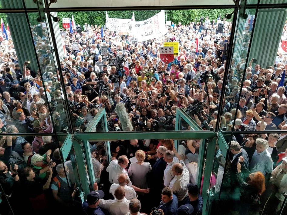 El presidente del Tribunal Supremo, Malgorzata Gersdorf, se dirige a los partidarios y a los medios de comunicación antes de entrar en el edificio del Tribunal Supremo en Varsovia, Polonia, el 4 de julio de 2018. 