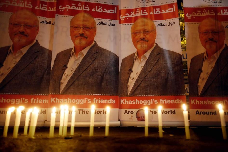 Des bougies et des photos du journaliste saoudien Jamal Khashoggi, placées en octobre 2018 devant le consulat d'Arabie saoudite à Istanbul, où ce journaliste a été tué. 