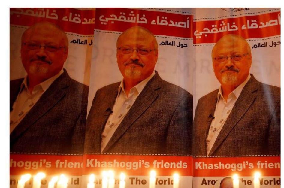 Des photos du journaliste saoudien Jamal Khashoggi, placées avec des bougies devant le consulat d'Arabie saoudite à Istanbul, peu après son meurtre en octobre 2018. 