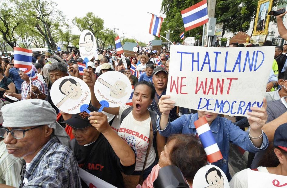 泰国民众在军政府2014年政变四周年当天，于法政大学附近示威游行，要求今年内举办全国大选。