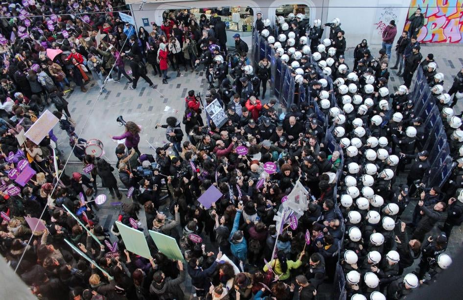 Une foule de manifestantes face à des policiers turcs bloquant leur passage lors de la Journée internationale pour l'élimination de la violence à l'égard des femmes, à Istanbul, le 25 novembre 2018. 