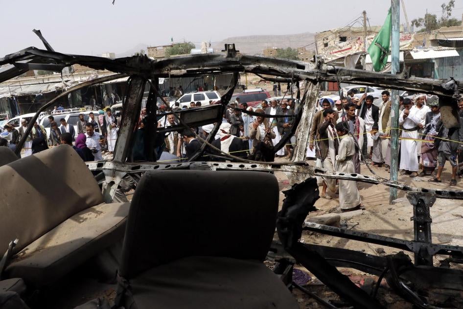 Des habitants de Saada, dans le nord du Yémen, sont rassemblés le 12 août 2018 près de l’épave calcinée d’un autocar qui trois jours auparavant, a été touché par une frappe aérienne ayant tué des dizaines de garçons.