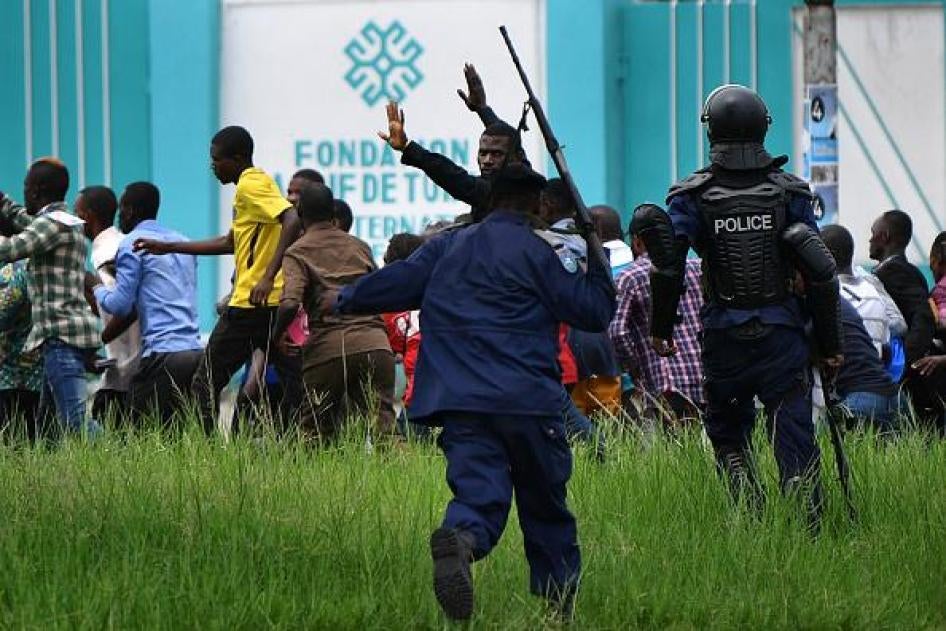 Des policiers pourchassent des partisans du candidat à la présidence de l’opposition Martin Fayulu qui s’étaient rassemblés devant la Cour Constitutionnelle à Kinshasa, en République démocratique du Congo, le 12 janvier 2019.