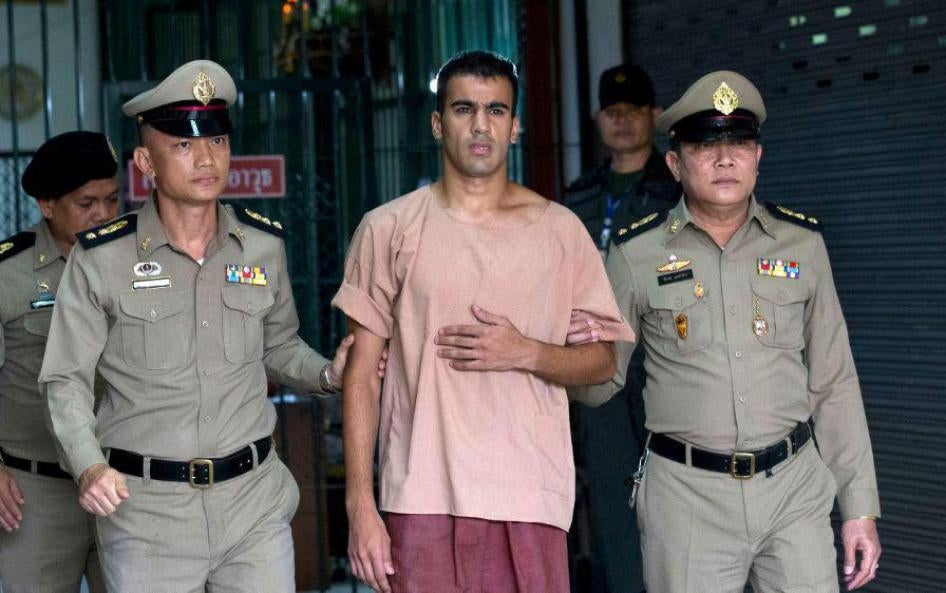 Le footballeur bahreïnien Hakeem al-Araibi, qui bénéficie du statut de réfugié en Australie mais qui a été arrêté par les autorités thaïlandaises à l'aéroport de Bangkok le 27 novembre 2018, quitte sous escorte policière le Tribunal pénal de Bangkok, le 4