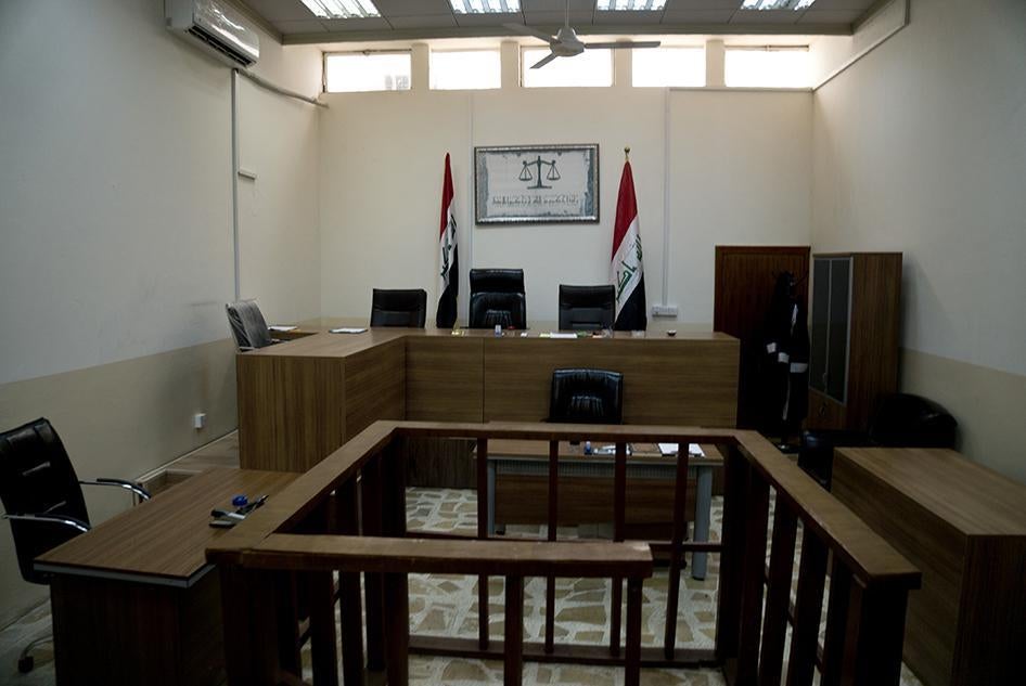 قاعة محكمة فارغة في محكمة نينوى لمكافحة الإرهاب في تلكيف، شمال الموصل.
