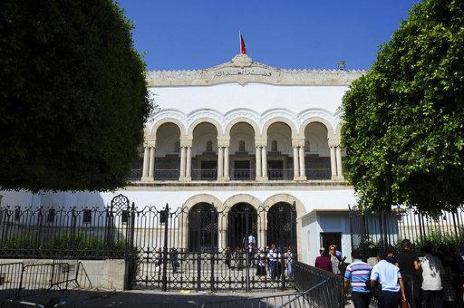 Allées et venues de visiteurs devant le Palais de Justice à Tunis, le 26 mai 2017.  © Hassene Dridi / AP Images