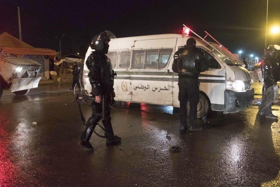 Des policiers anti-émeute tunisiens patrouillent dans le quartier d'Intilaka, au nord de Tunis, le jeudi 11 janvier 2018.  © 2018 Amine Landoulsi/AP Images 