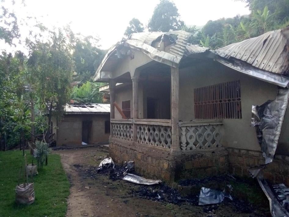 Une maison du village d’Abuh (région du Nord-Ouest), au Cameroun, qui a été incendiée par les forces de sécurité le 19 novembre 2018. 