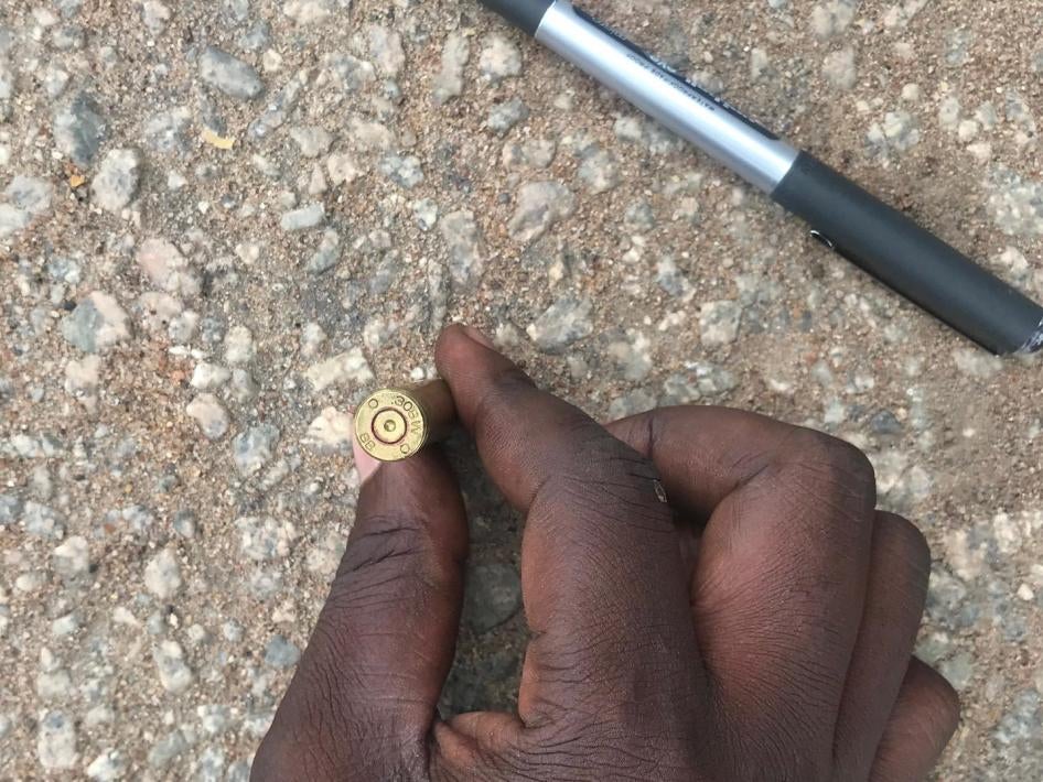 Cartouche de balle retrouvée sur 7th Street dans le quartier de Mbare à Harare, au Zimbabwe, près du lieu où un résident, Tony Nyapokoto, a été tué par balle le 15 janvier 2019.