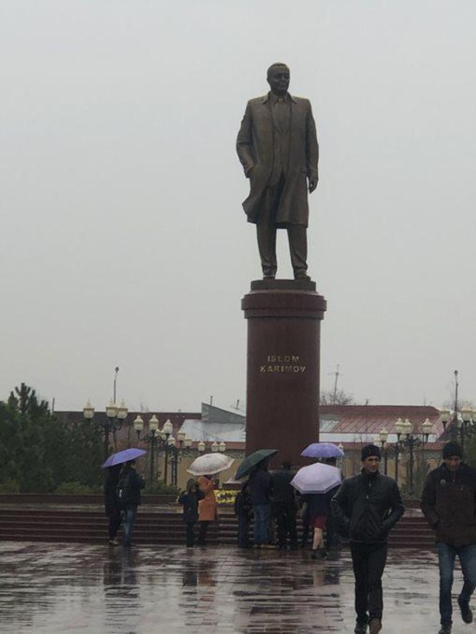 201903eca_uzbekistan_karimov_statue