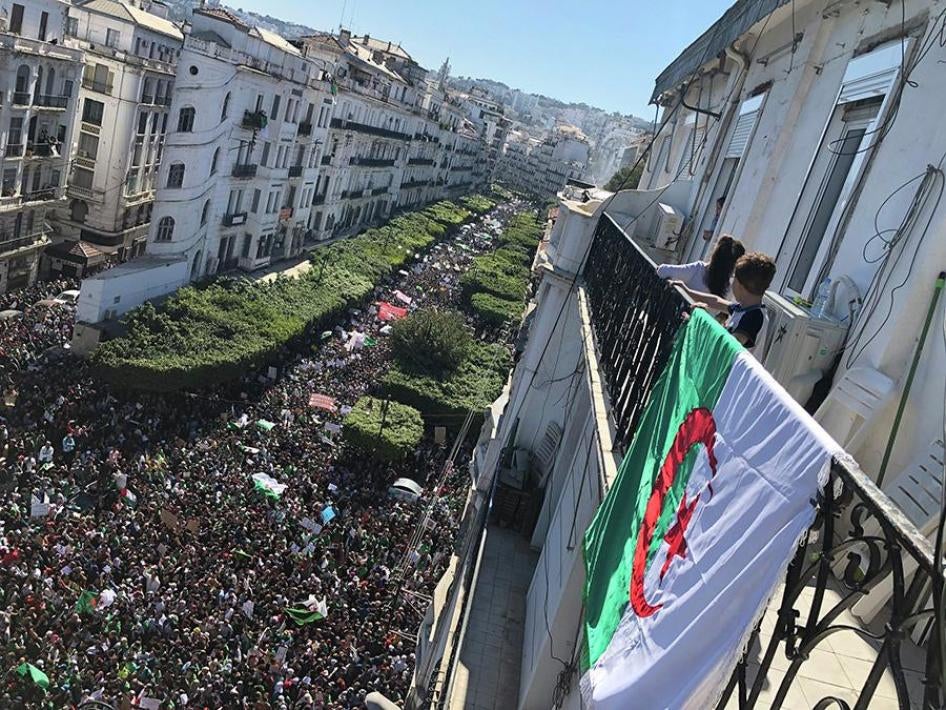 Manifestation massive à Alger, le 15 mars 2019.